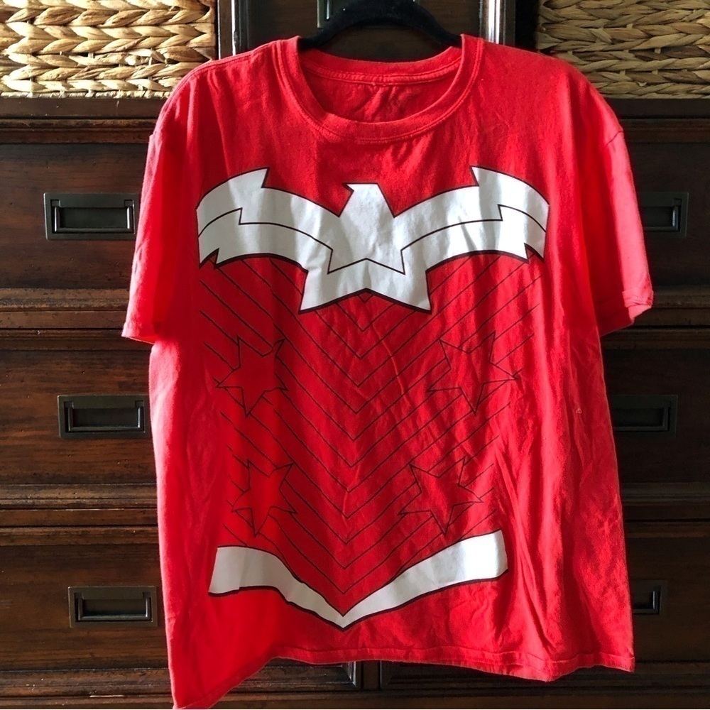 DC Comics: Wonder Woman red short sleeve graphic tee in size XL